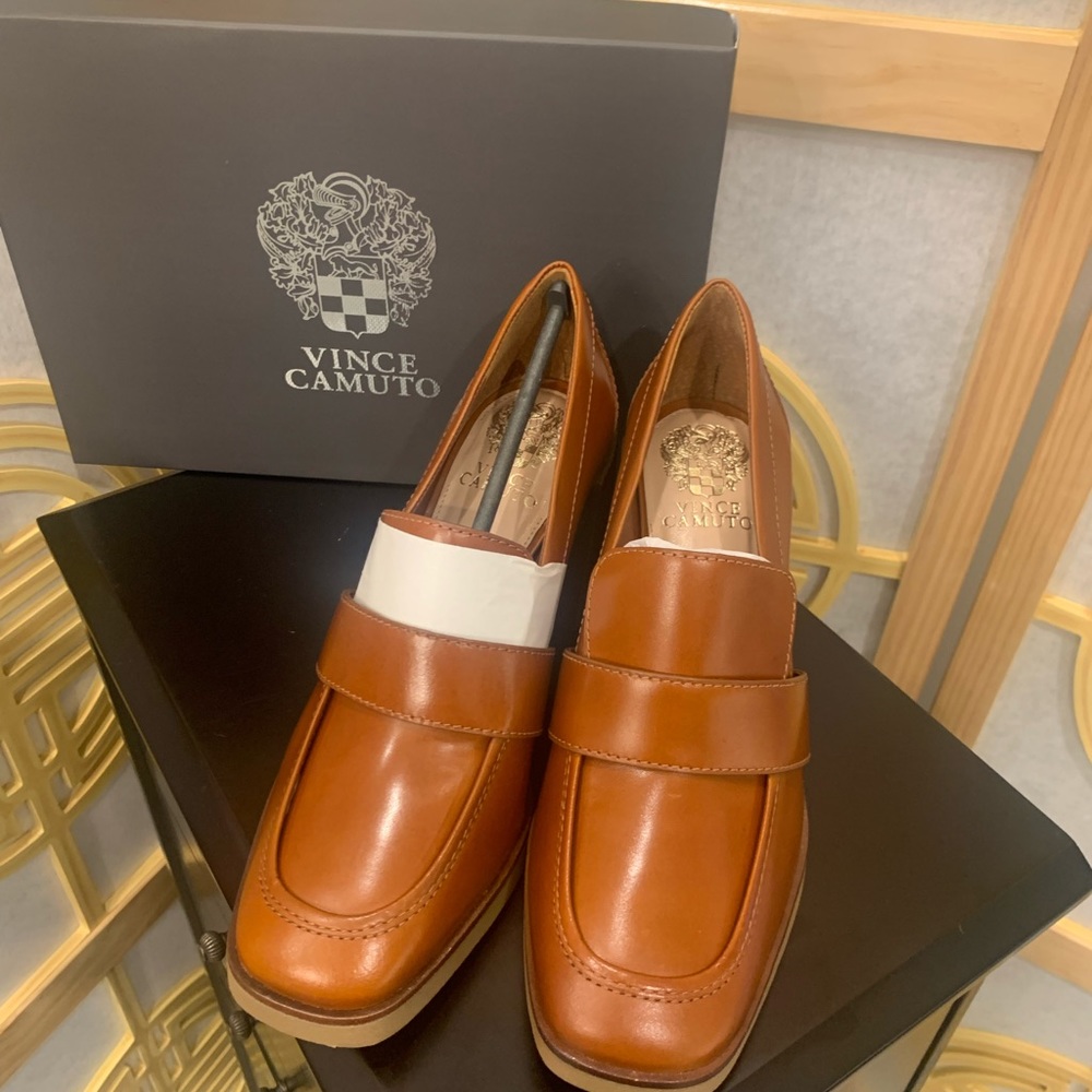 NEW! VINCE CAMUTO EZERNA HEELED LOAFER size 8M New with box!